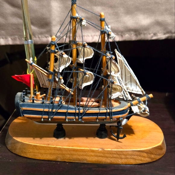MODEL SHIP ON PLAQUE - Picture 1 of 3